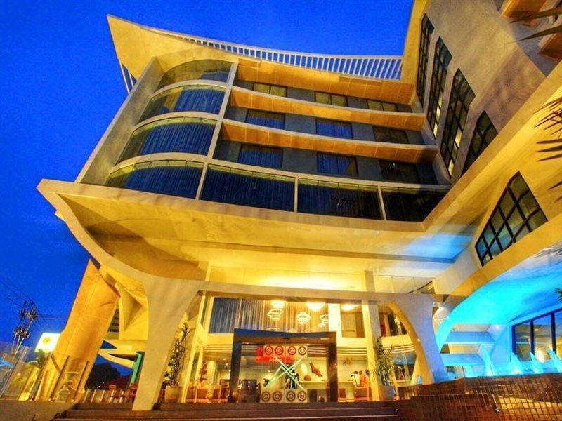 The Xtreme Suites Бангкок Экстерьер фото