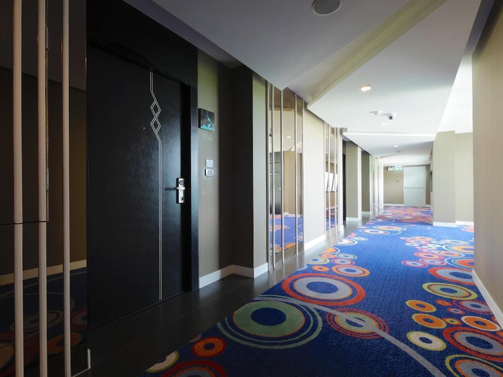 The Xtreme Suites Бангкок Экстерьер фото